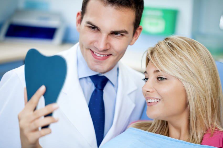 Um dentista e um paciente
