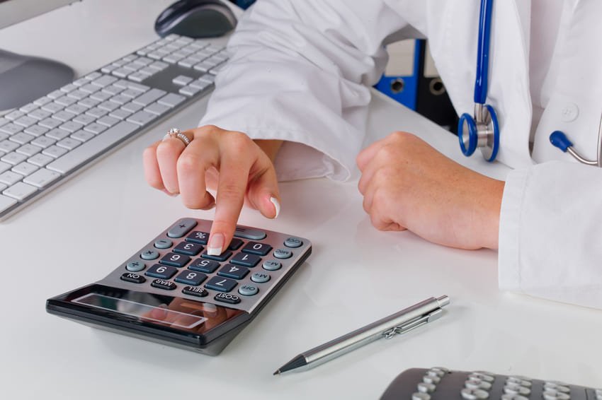 Um coordenador calcula o preço de uma abdominoplastia