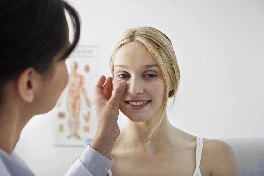chirurgien et patient de rhinoplastie